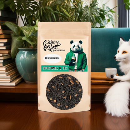 Té negro con canela en taza, aroma cálido y especiado, de la marca Ceres Coffee, ideal para disfrutar en cualquier momento.