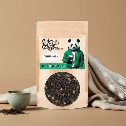 Té negro con canela en taza, servido caliente, mostrando ramas de canela y hojas de té en un fondo acogedor.