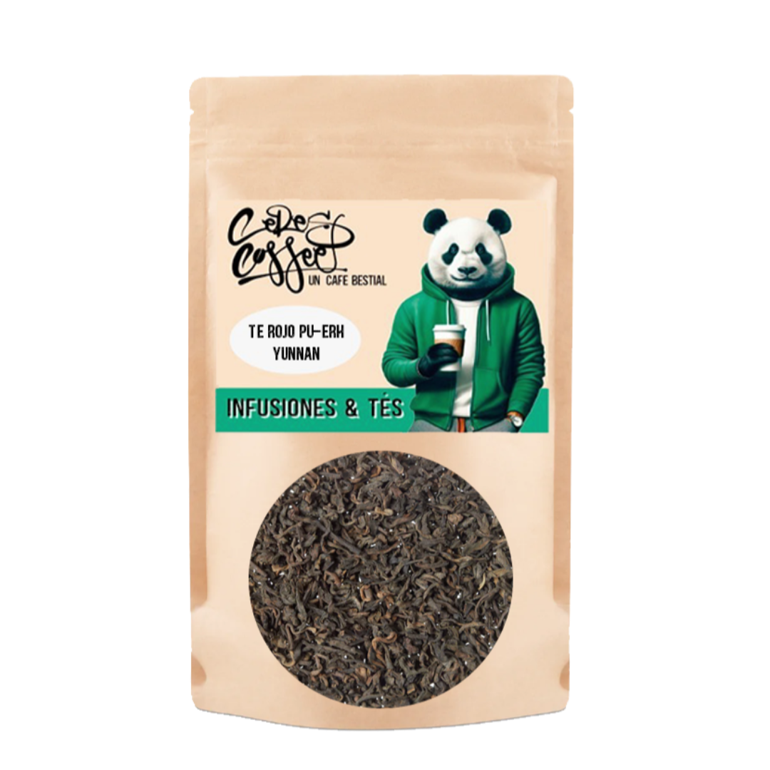 Té rojo Pu-Erh Yunnan de Ceres Coffee en taza, mostrando hojas secas y color intenso del té preparado.