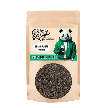 Té rojo Pu-Erh Yunnan de Ceres Coffee en taza, mostrando hojas secas y color intenso del té preparado.