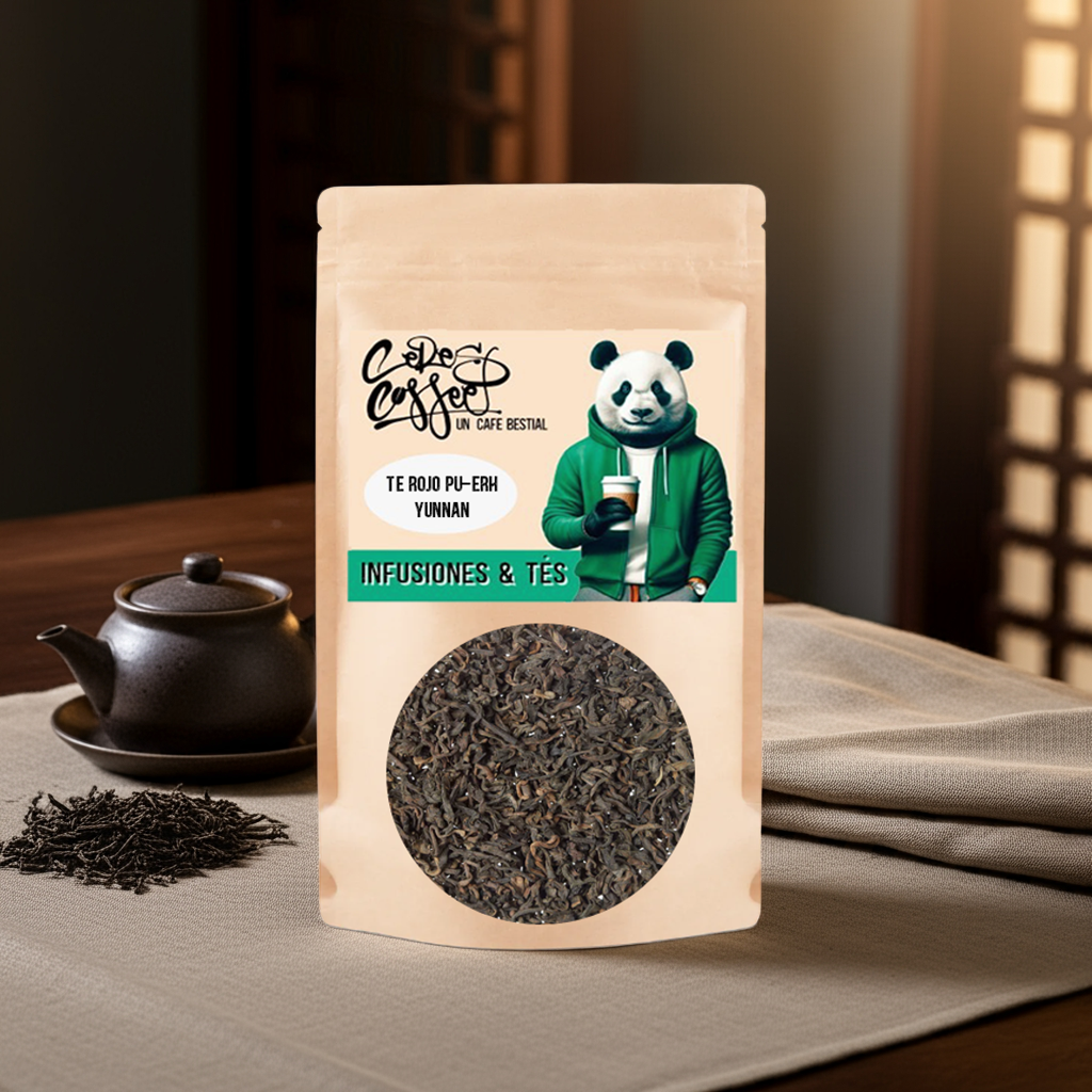 Té rojo Pu-Erh Yunnan de Ceres Coffee en taza, mostrando las hojas secas y el color oscuro del té preparado.
