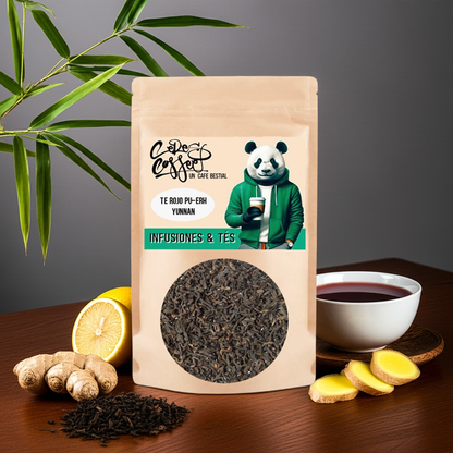 Té rojo Pu-Erh Yunnan de Ceres Coffee en taza, mostrando hojas secas y aroma rico, saludable y tradicional.