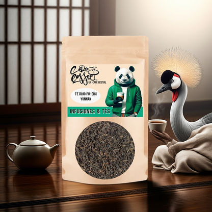 Té rojo Pu-Erh Yunnan de Ceres Coffee en taza, mostrando hojas secas y preparado para infusionar, con color oscuro y aromático.