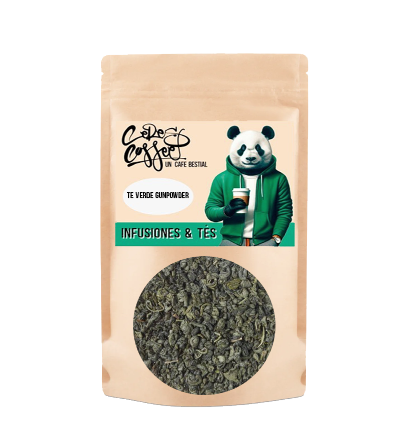 Té verde Gunpowder de Ceres Coffee en forma de pequeñas bolas, mostrando su textura vegetal y color verde en la imagen.