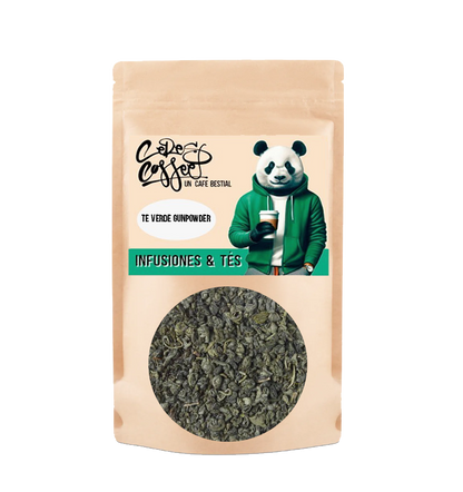 Té verde Gunpowder de Ceres Coffee en forma de pequeñas bolas, mostrando su textura vegetal y color verde en la imagen.