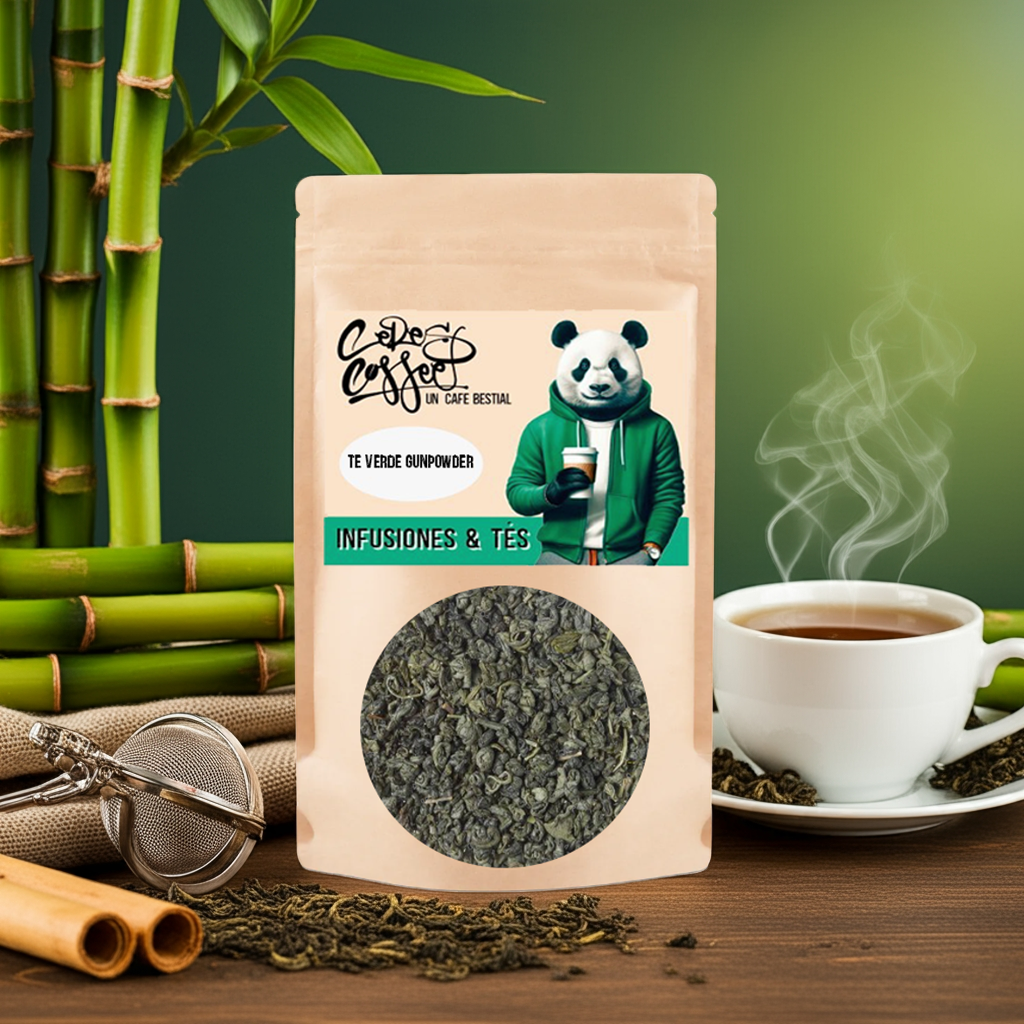 Té verde Gunpowder de Ceres Coffee en forma de pequeñas bolitas, con aspecto vegetal y textura fina.