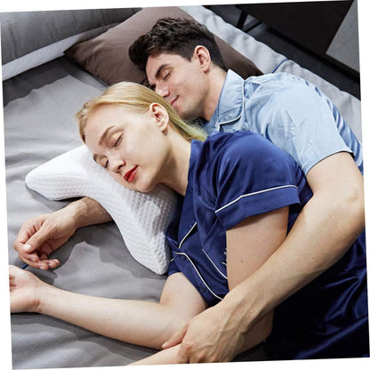 Almohada de diseño curvo antientumecimiento de innovagizmo.com, ideal para descanso y soporte ergonómico, visible en la imagen.