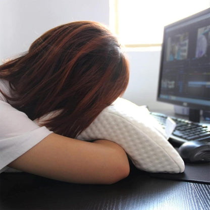 Almohada de diseño curvo antientumecimiento de Innovagizmo, espuma ergonómica para mayor comodidad y soporte en descanso.