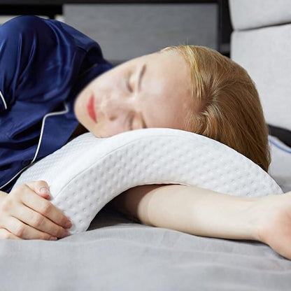 Almohada de diseño curvo antientumecimiento de innovagizmo.com, ideal para soporte cervical y comodidad durante el descanso.