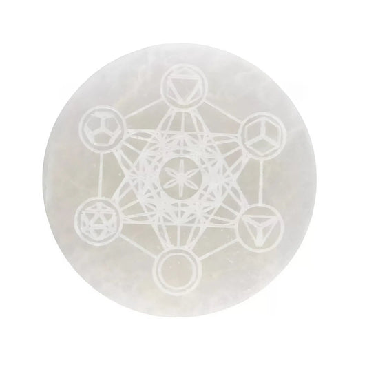 Figura geométrica de altar de selenita con símbolo de Metatrón, ideal para prácticas espirituales y meditación.