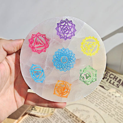 Figura geométrica de altar de selenita de los 7 chakras, utilizada para armonizar energías y meditación.