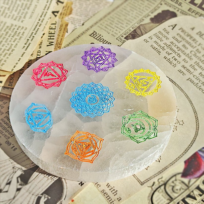 Figura geométrica de altar de selenita de los 7 chakras, ideal para armonizar espacios y energías en tu hogar.