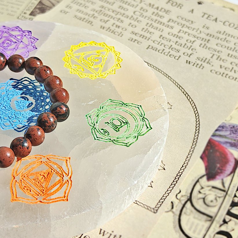 Figura geométrica de altar de selenita de los 7 chakras, ideal para armonizar energías en prácticas espirituales.