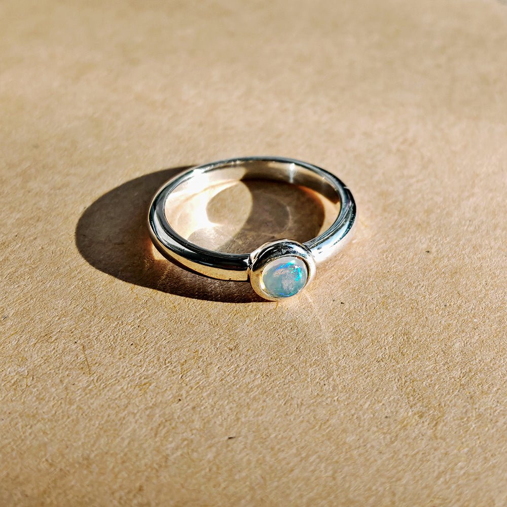 Anillo de círculo con ópalo y plata de ley 925, joya elegante y brillante, diseño circular y detallado en plata.