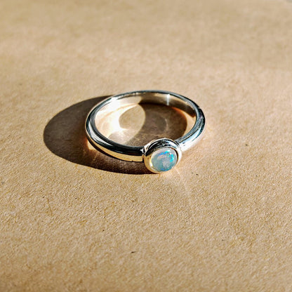 Anillo de círculo con ópalo y plata de ley 925, joya elegante y brillante, diseño circular y detallado en plata.