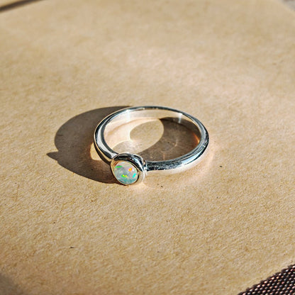Anillo de círculo con ópalo y plata de ley 925, joya elegante y brillante de Mystical Tienda.