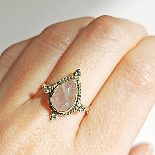 Anillo Delhi Ajustable de Cuarzo Rosa y Plata de Ley 925