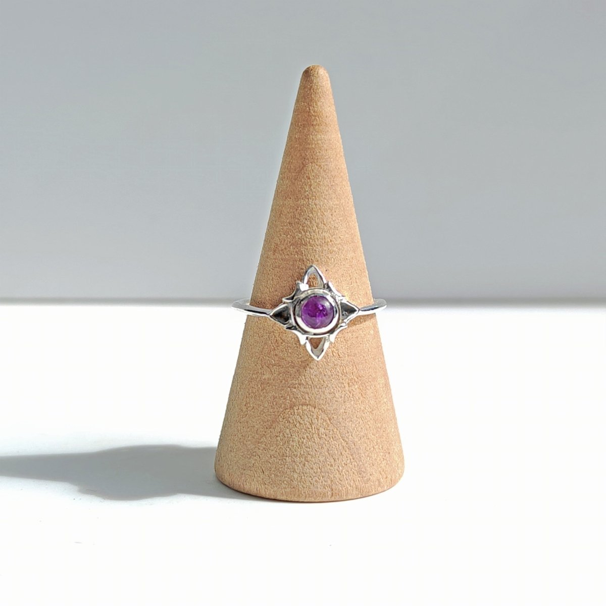 Anillo Nudo de Bruja 'Wicca' con Amatista - Plata de Ley 925