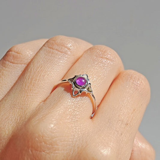 Anillo Nudo de Bruja 'Wicca' con Amatista - Plata de Ley 925