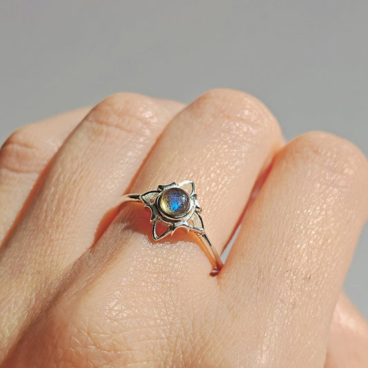 Anillo Nudo de Bruja 'Wicca' con Labradorita - Plata de Ley 925