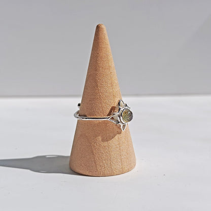 Anillo Nudo de Bruja 'Wicca' con Labradorita - Plata de Ley 925