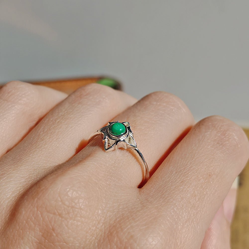 Anillo Nudo de Bruja 'Wicca' con Malaquita - Plata de Ley 925
