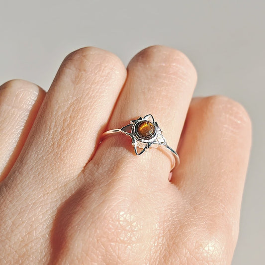 Anillo de plata de ley 925 con nudo de bruja Wicca y ojo de tigre, diseño místico y elegante, para amantes de la magia y la joyería.