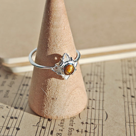 Anillo de plata de ley 925 con nudo de bruja y ojo de tigre, diseño místico y elegante, joya de Mystical Tienda.