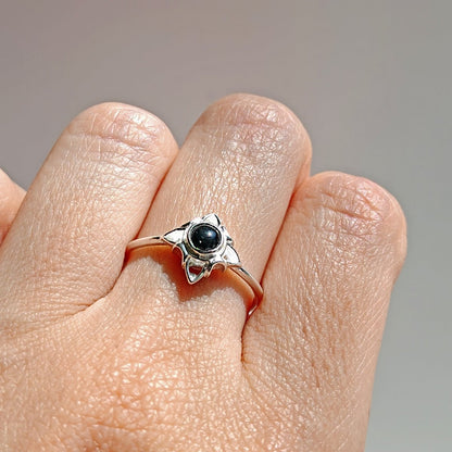 Anillo Nudo de Bruja 'Wicca' con Ónix- Plata de Ley 925