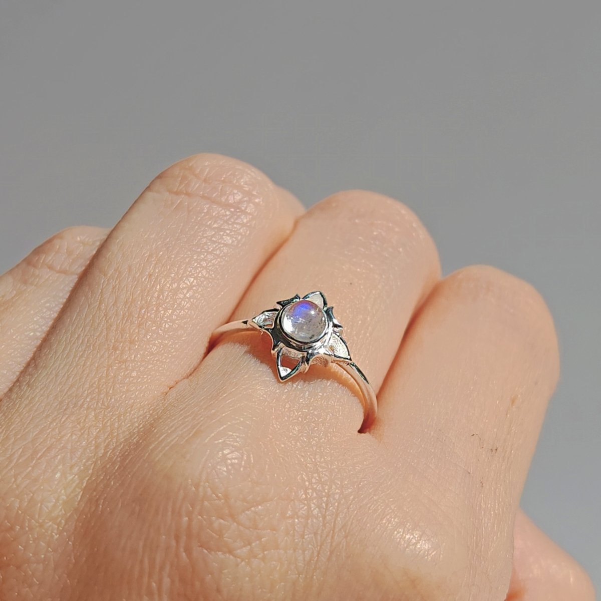 Anillo Nudo de Bruja 'Wicca' con Piedra de Luna - Plata de Ley 925