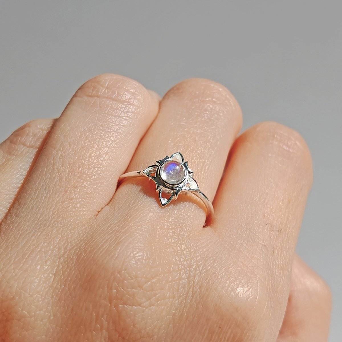 Anillo Nudo de Bruja 'Wicca' con Piedra de Luna - Plata de Ley 925