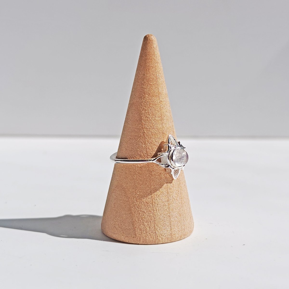 Anillo Nudo de Bruja 'Wicca' con Piedra de Luna - Plata de Ley 925