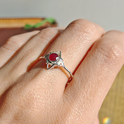 Anillo Nudo de Bruja 'Wicca' con Rubí - Plata de Ley 925