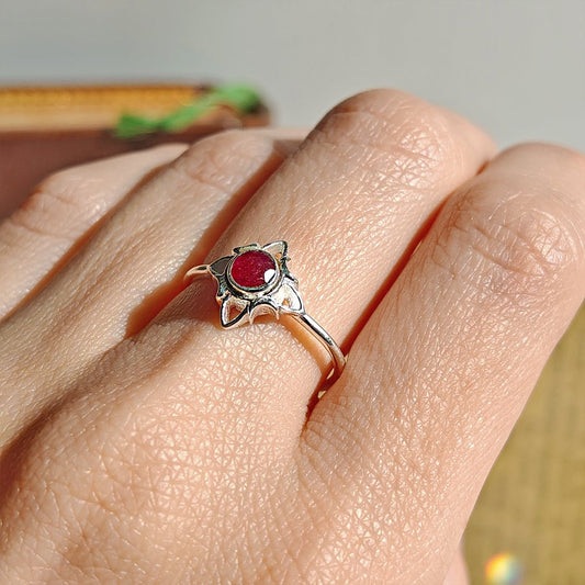 Anillo Nudo de Bruja 'Wicca' con Rubí - Plata de Ley 925