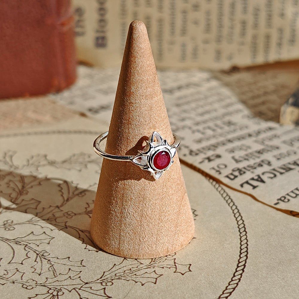 Anillo Nudo de Bruja 'Wicca' con Rubí - Plata de Ley 925