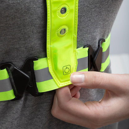 Arnés deportivo con luces LED Lurunned de Innovagizmo, mostrando las correas ajustables y luces brillantes en un entorno activo.