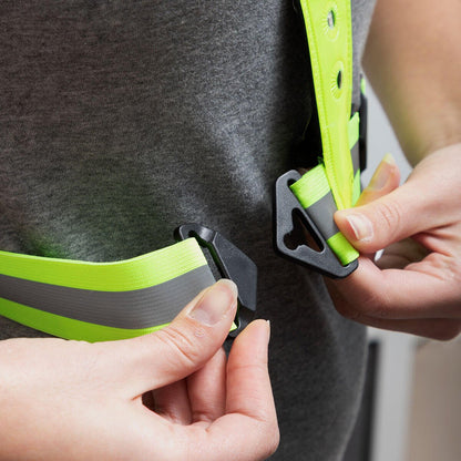 Arnés deportivo con luces LED Lurunned de Innovagizmo, diseñado para actividades al aire libre con iluminación visible.