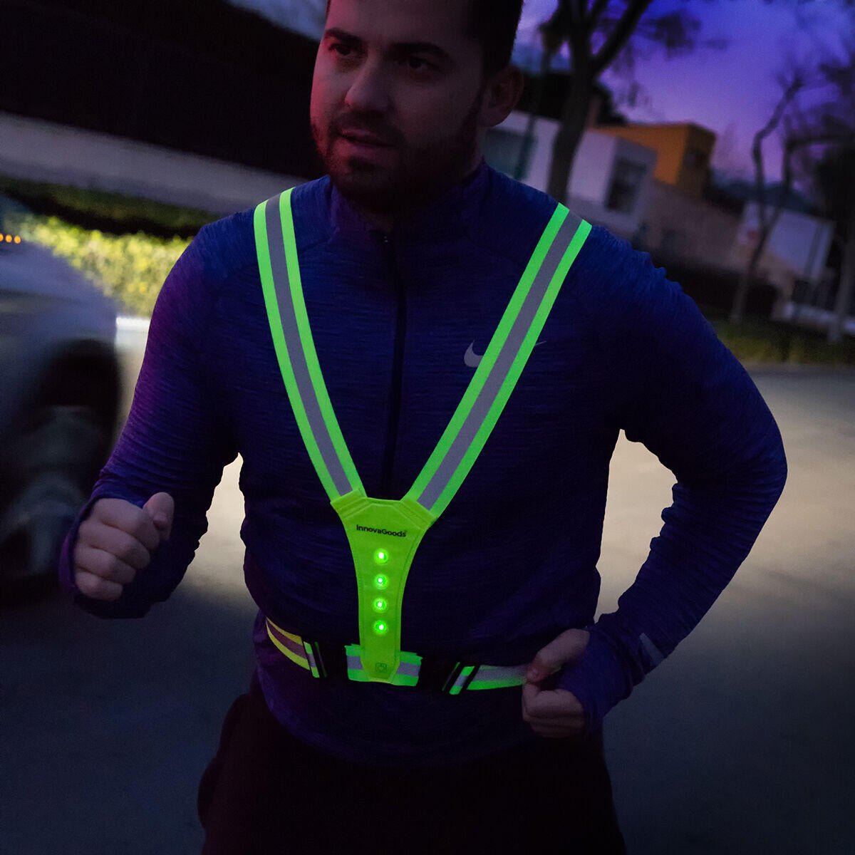 Arnés deportivo con luces LED Lurunned Innovagoods, ajustado y reflectante para actividades al aire libre, visible en la imagen.