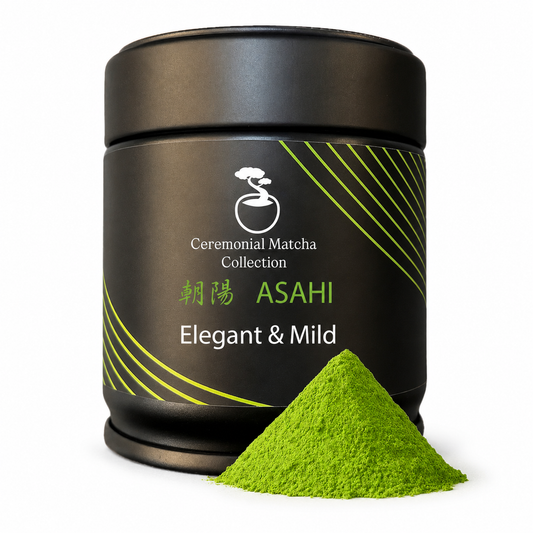 Tina de ceremonial de matcha japonés Asahi Bonsai Matcha con 30g de polvo de té verde en envase blanco.