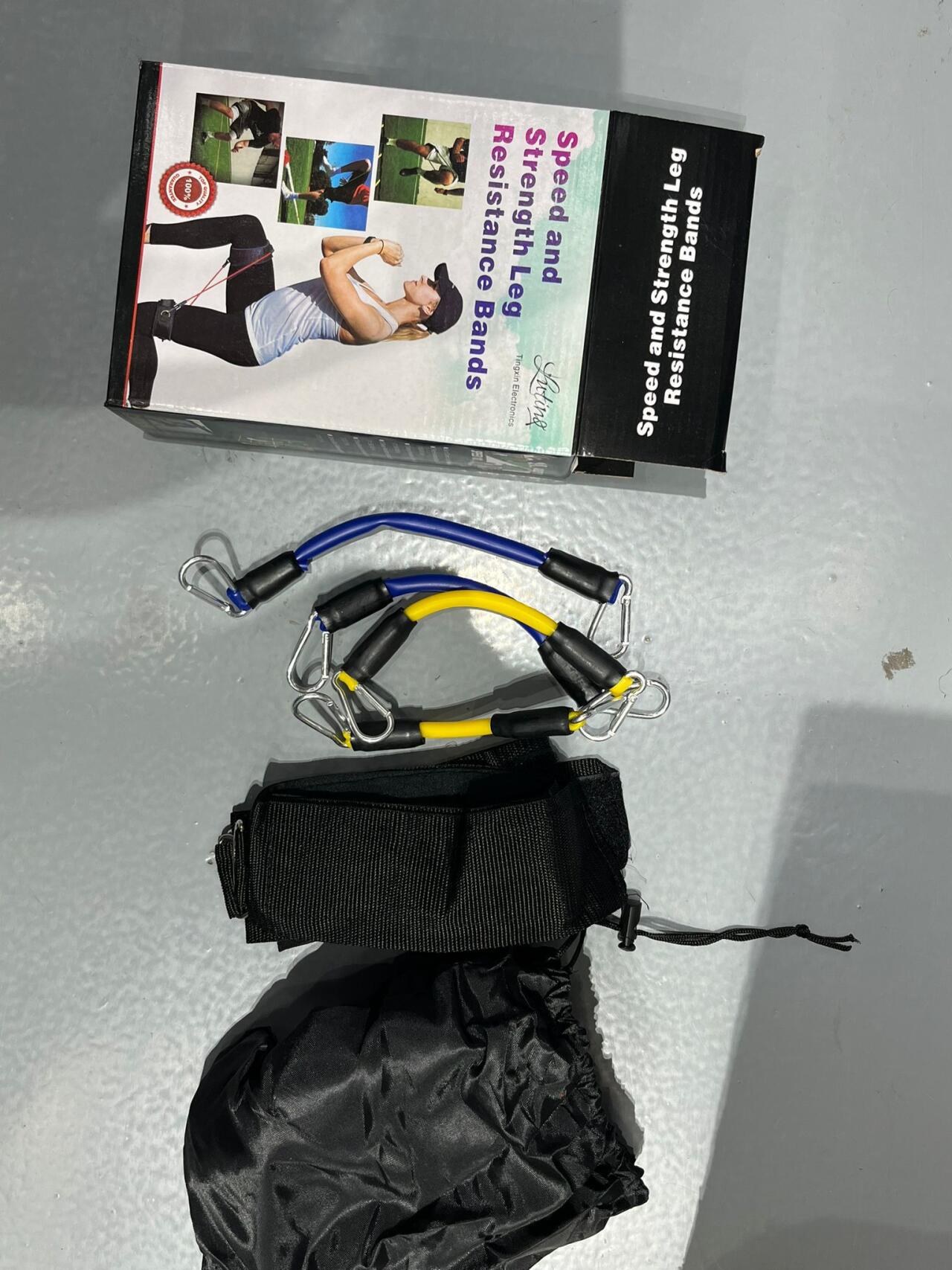 Cuatro bandas de resistencia elásticas para piernas de la marca innovagizmo.com, ideales para ejercicio y entrenamiento físico.