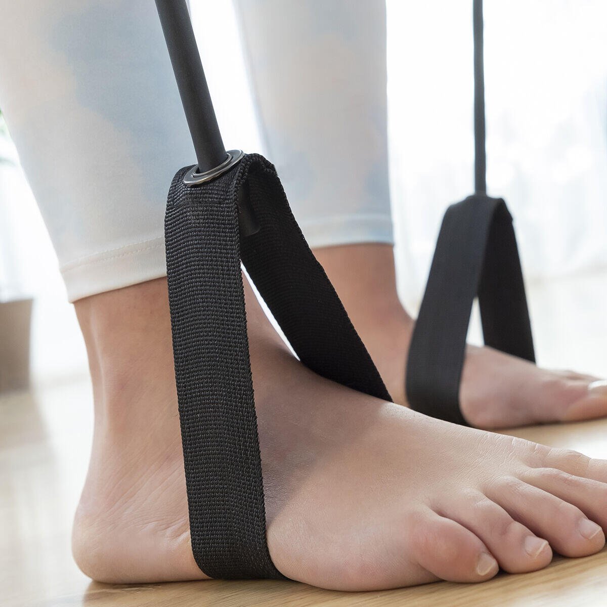 Barra de fitness con bandas elásticas y guía de ejercicios de la marca Innovagizmo, ideal para entrenamiento en casa.
