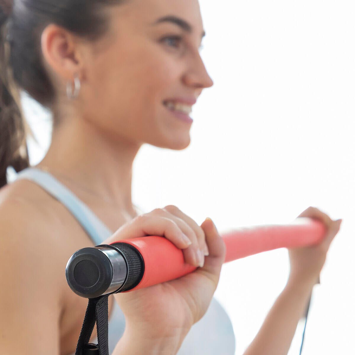 Barra de fitness con bandas elásticas y guía de ejercicios Resibar Innovagizmo, ideal para entrenamiento en casa.