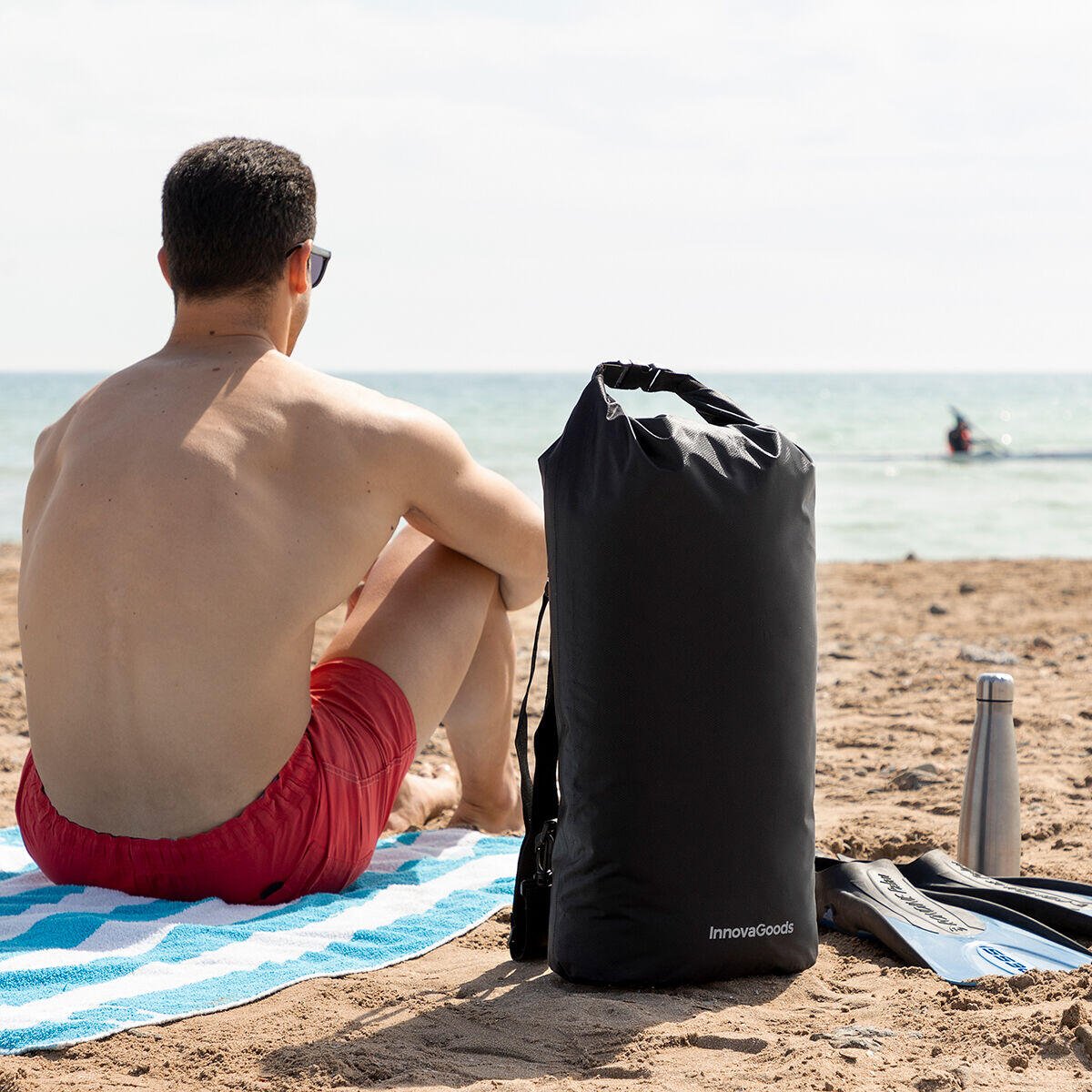 Bolsa estanca impermeable deportiva Dryhux de 20 L de innovagizmo, ideal para proteger objetos en actividades acuáticas.
