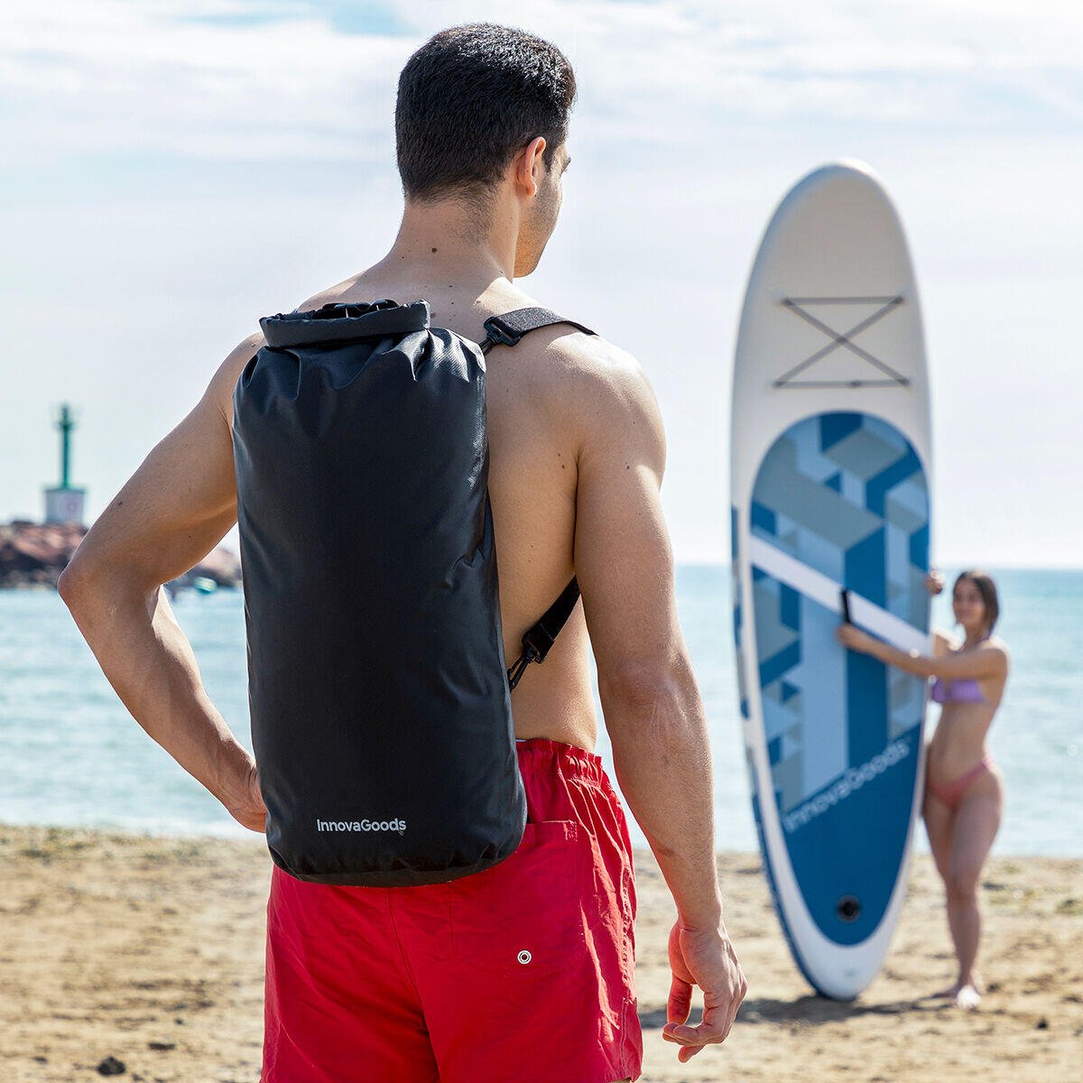 Bolsa estanca impermeable deportiva Dryhux de Innovagizmo, capacidad de 20 litros, ideal para actividades al aire libre y deportes acuáticos.