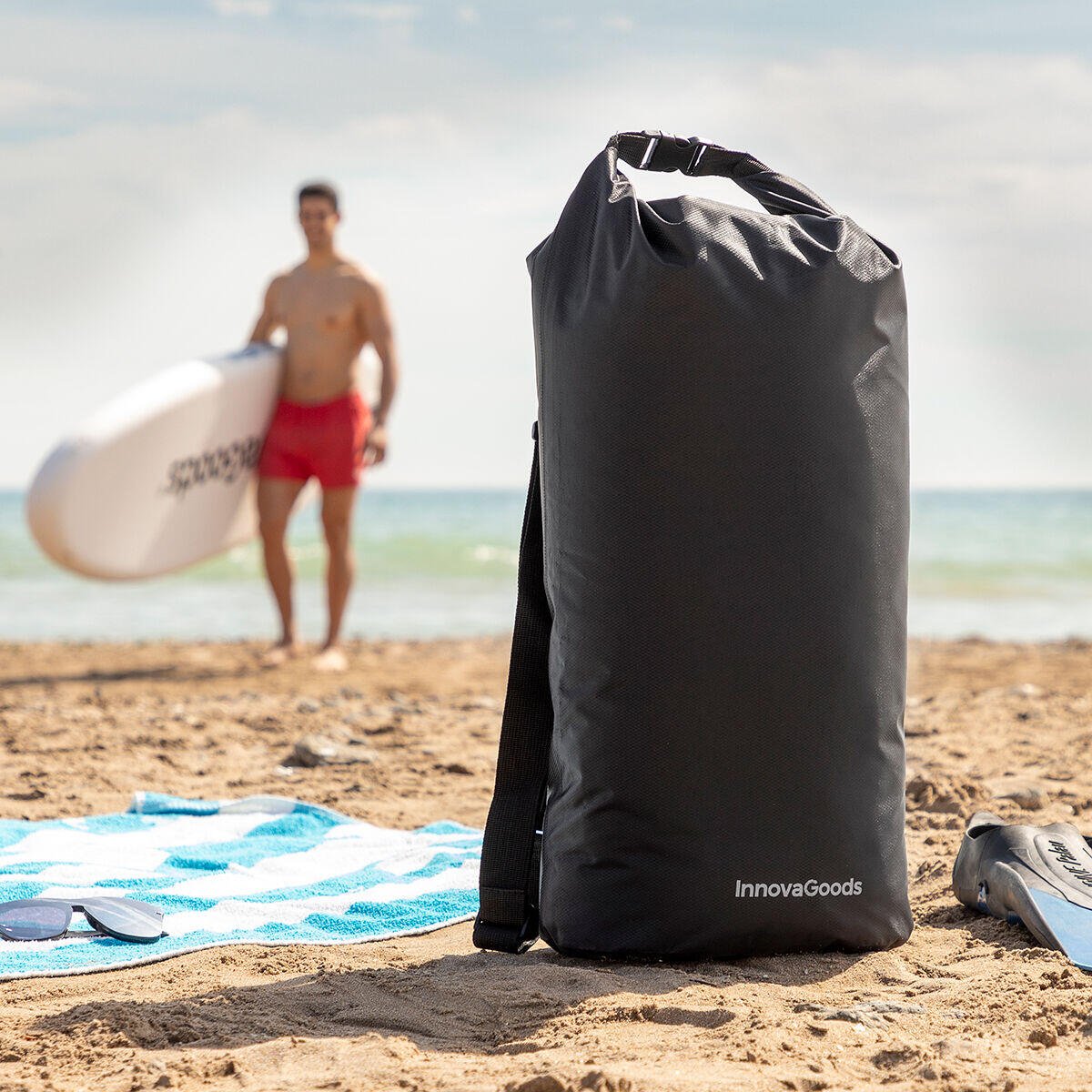 Bolsa estanca impermeable deportiva Dryhux de 20L de innovagizmo, ideal para proteger objetos en actividades al aire libre.