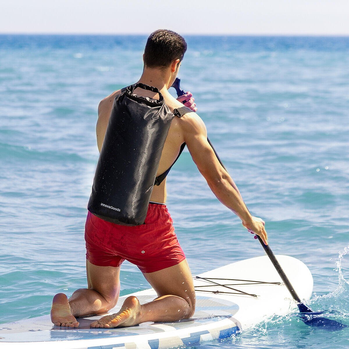 Bolsa estanca impermeable deportiva Dryhux de 20 L de Innovagizmo, ideal para proteger objetos en actividades al aire libre.