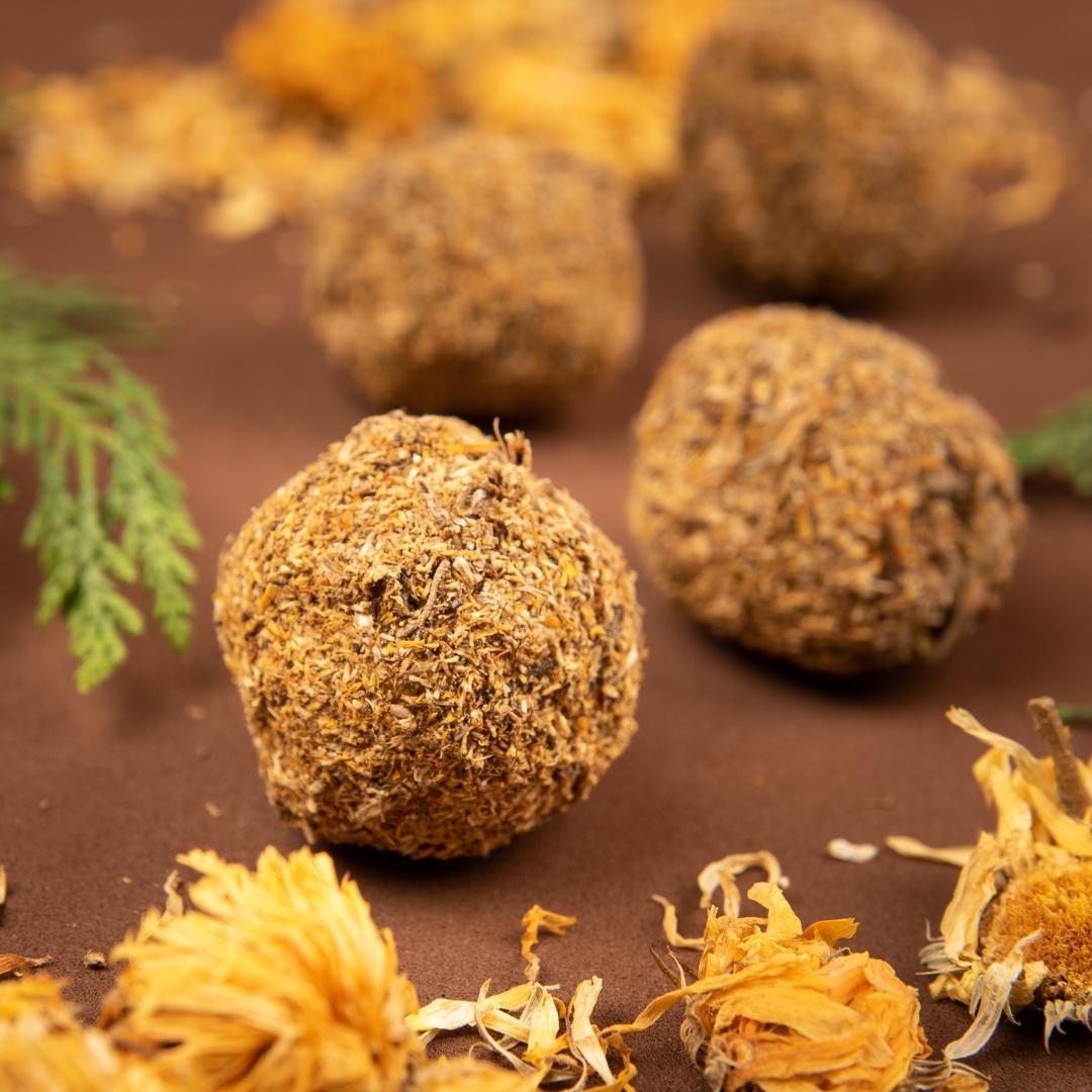 Bombita Herbal Armonía de Mystical Tienda, pequeña bomba de hierbas con diseño aromático para relajación.