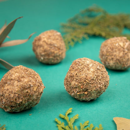 Bombita herbal de purificación de Mystical Tienda, pequeña esfera aromática para limpieza espiritual y energías negativas.