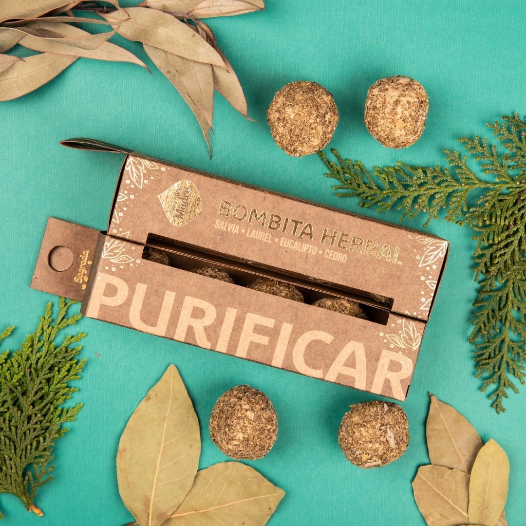 Bombita herbal de purificación de Mystical Tienda, pequeña bolita de hierbas para limpieza espiritual en la imagen.