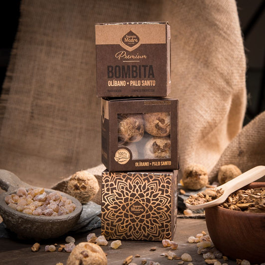 Bombita de incienso premium de Olíbano y Palo Santo de Mystical Tienda, mostrando la pequeña caja y el incienso.